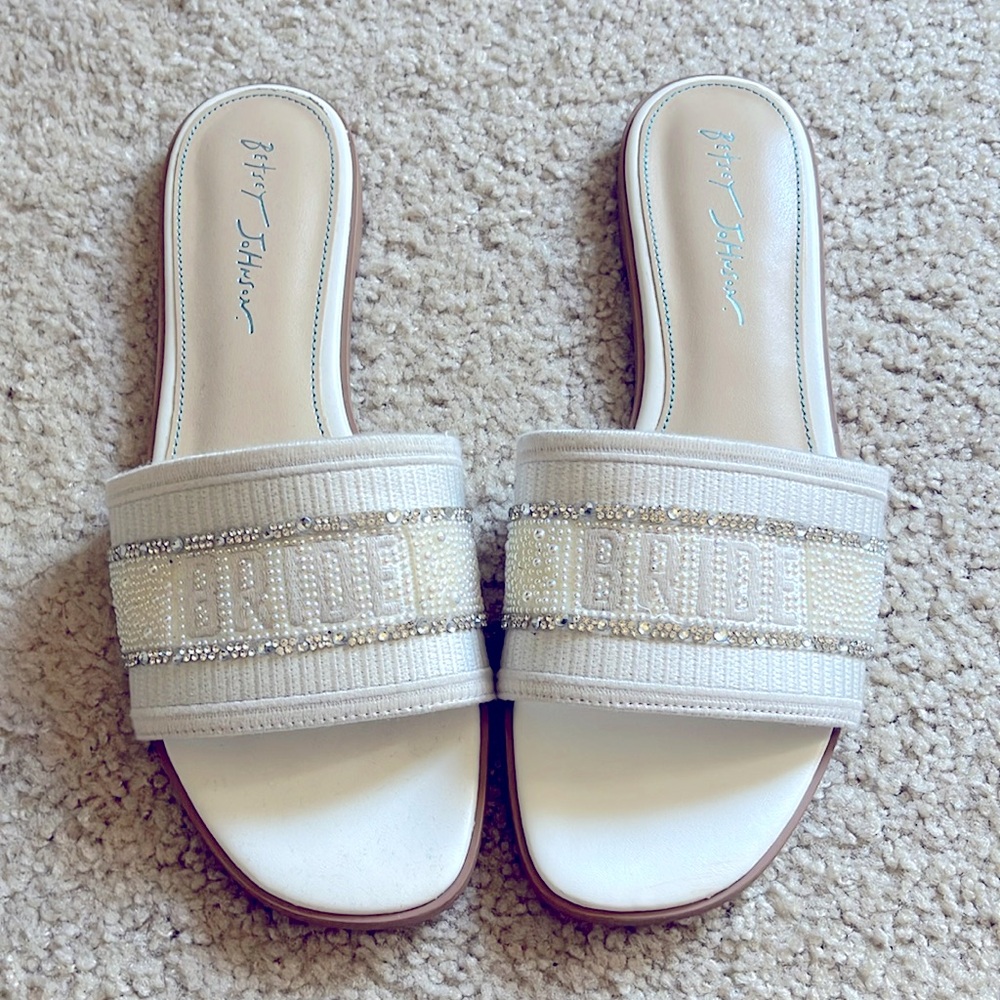 SZ 9.5 Betsey Johnson White and Silver Rhinestone Pearl Bride Slide Sandals